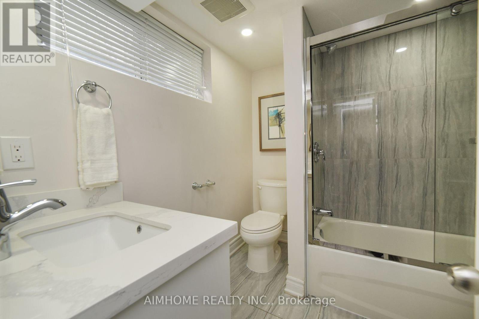 18 Ilfracombe Crescent, Toronto, ON - Indoor Photo Showing Bathroom