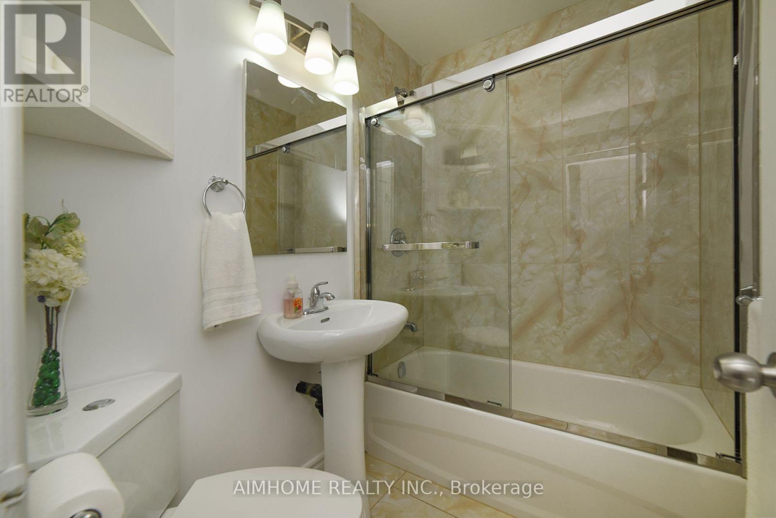 18 Ilfracombe Crescent, Toronto, ON - Indoor Photo Showing Bathroom
