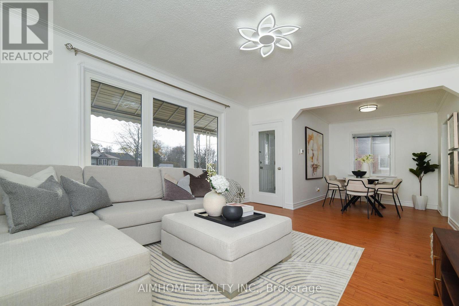 18 Ilfracombe Crescent, Toronto, ON - Indoor Photo Showing Living Room