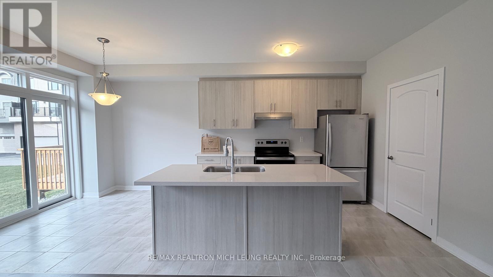 16 Harvey Bunker Crescent, Markham, ON - Indoor Photo Showing Kitchen With Double Sink
