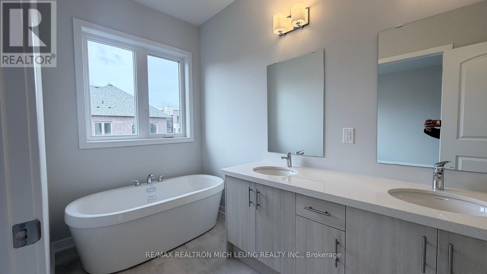 16 Harvey Bunker Crescent, Markham, ON - Indoor Photo Showing Bathroom