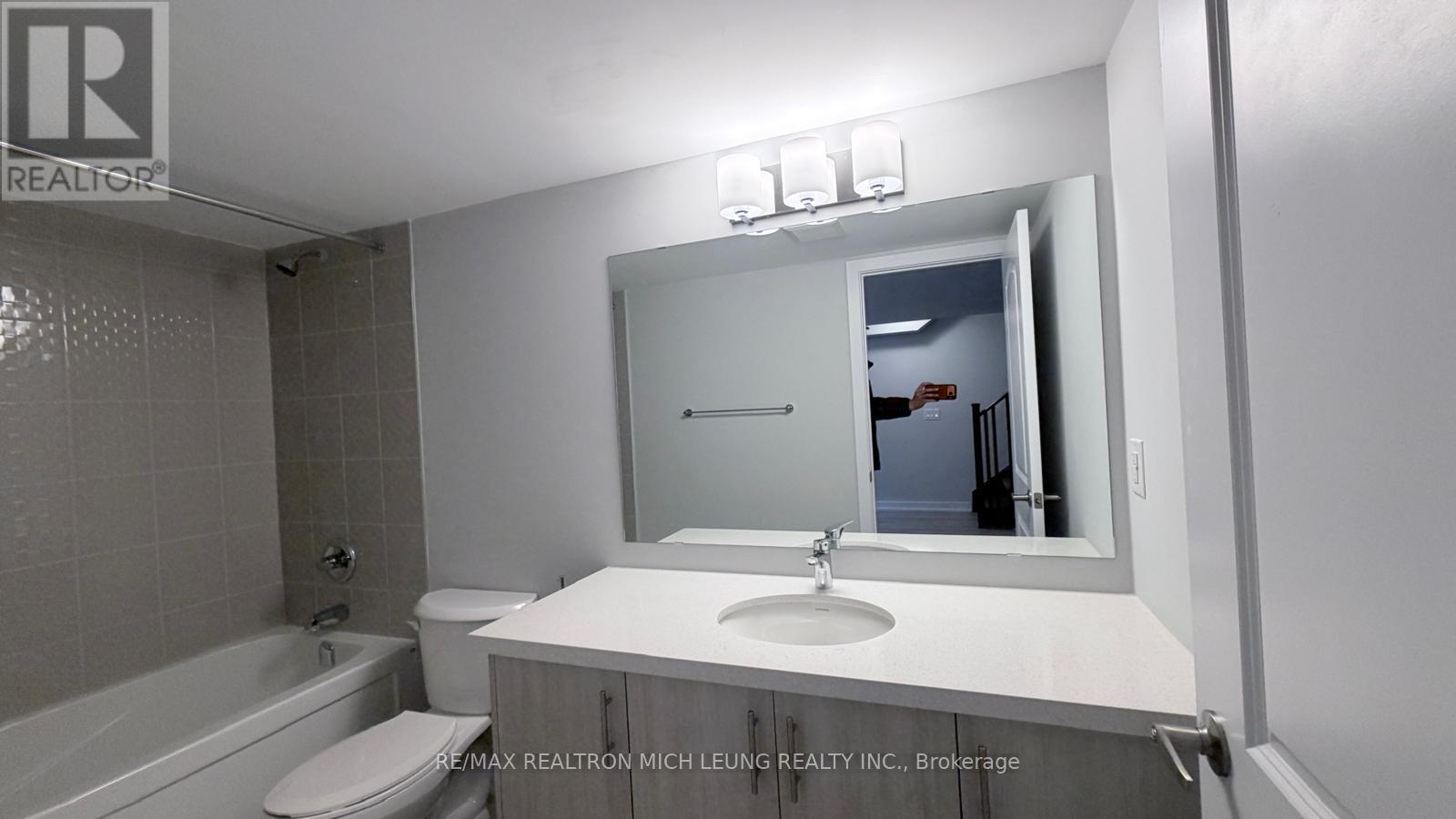 16 Harvey Bunker Crescent, Markham, ON - Indoor Photo Showing Bathroom