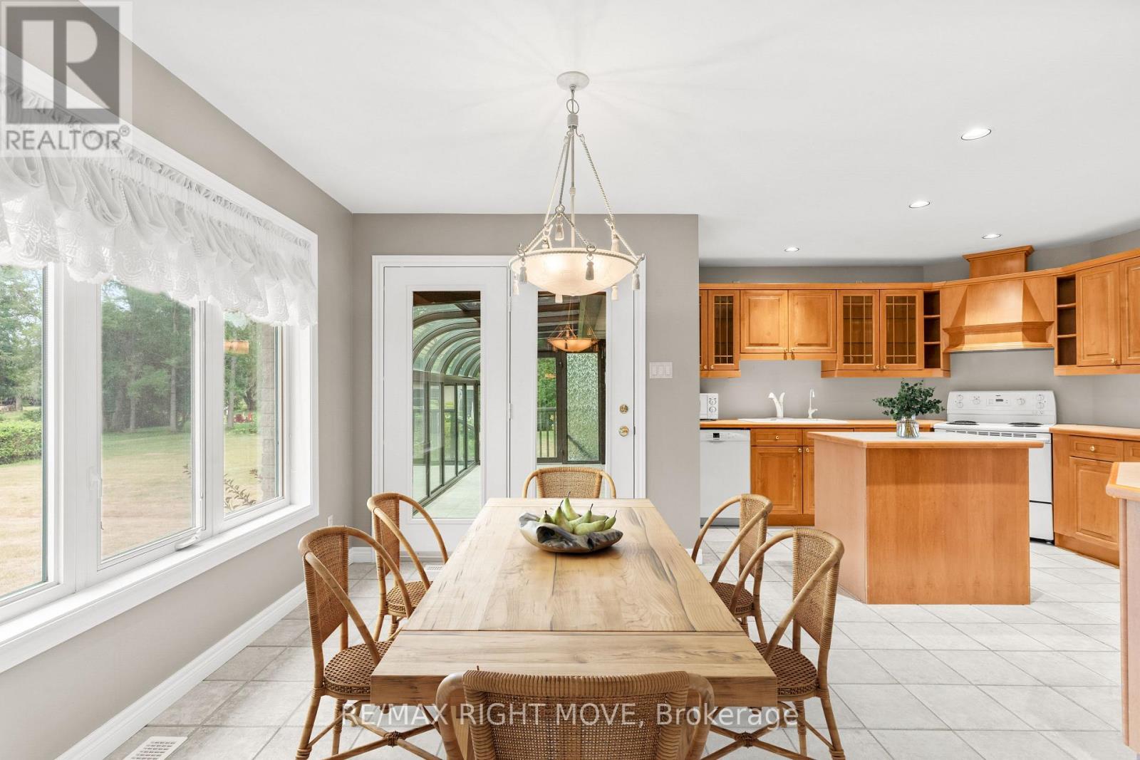 3 Thicketwood Place E, Ramara, ON - Indoor Photo Showing Dining Room