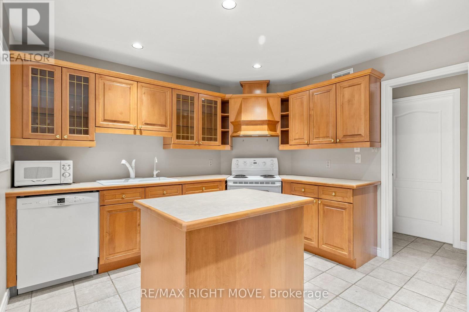 3 Thicketwood Place E, Ramara, ON - Indoor Photo Showing Kitchen
