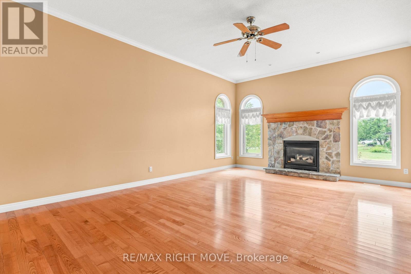 3 Thicketwood Place E, Ramara, ON - Indoor With Fireplace