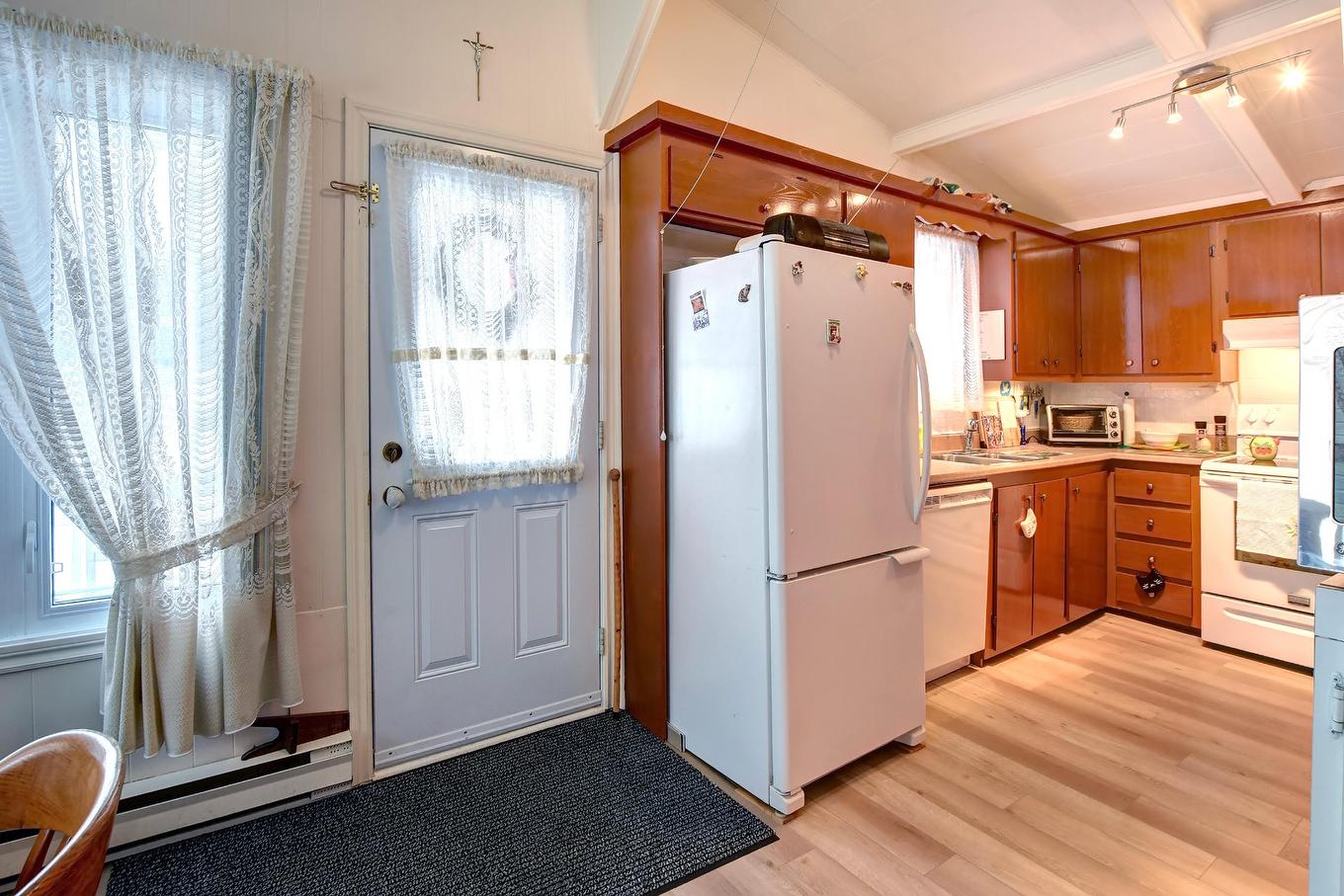 Hall d'entrée/Vestibule - 2253 Ch. Du Lac-Maurice, Sainte-Julienne, QC - Indoor Photo Showing Kitchen