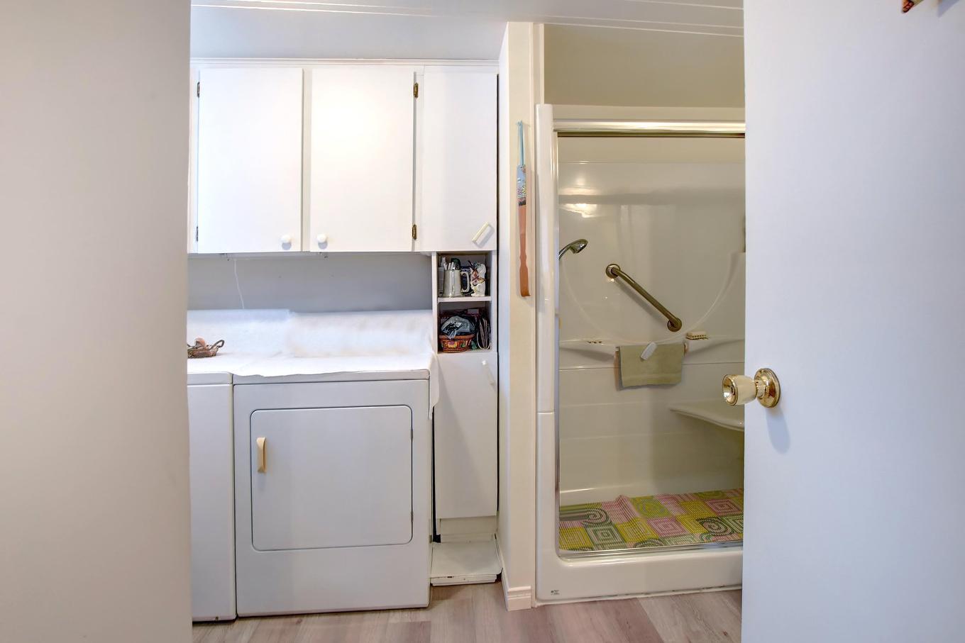 Salle de bains - 2253 Ch. Du Lac-Maurice, Sainte-Julienne, QC - Indoor Photo Showing Laundry Room