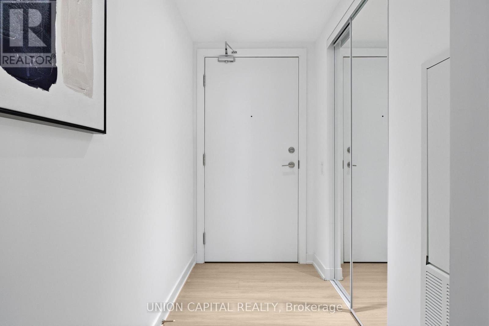 1509 - 8 Wellesley Street W, Toronto, ON - Indoor Photo Showing Other Room