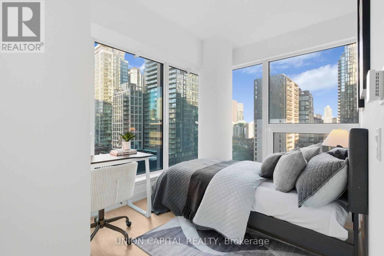 1509 - 8 Wellesley Street W, Toronto, ON - Indoor Photo Showing Bedroom