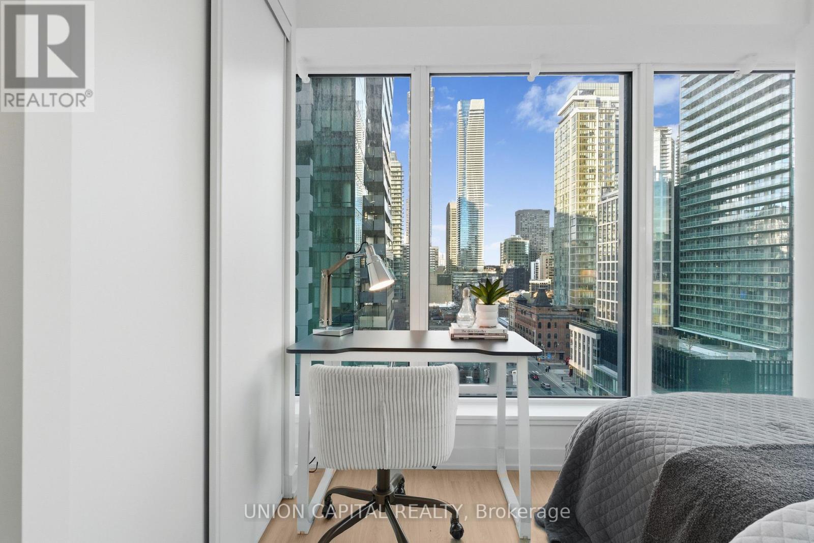 1509 - 8 Wellesley Street W, Toronto, ON - Indoor