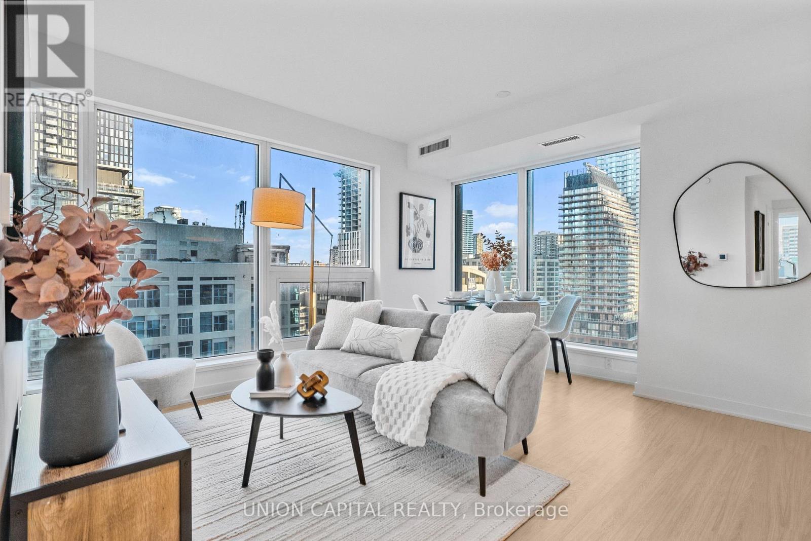 1509 - 8 Wellesley Street W, Toronto, ON - Indoor Photo Showing Living Room