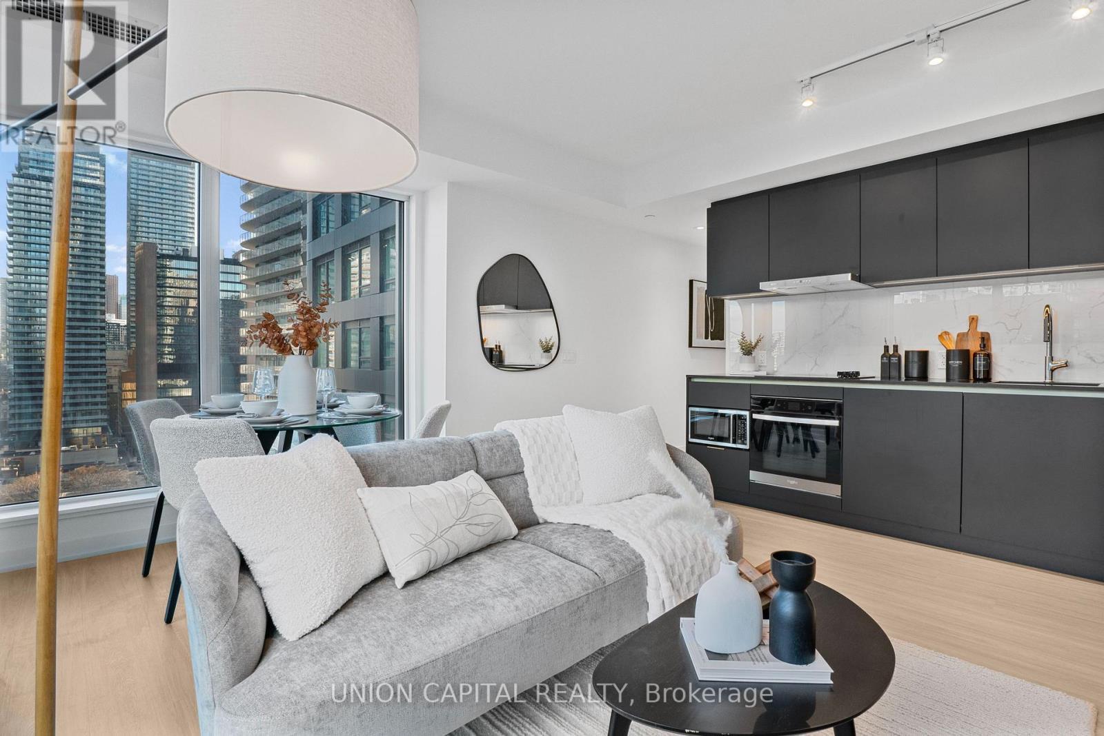 1509 - 8 Wellesley Street W, Toronto, ON - Indoor Photo Showing Living Room