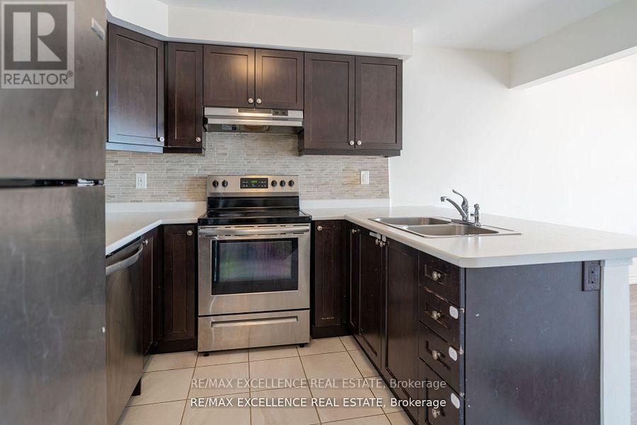 527 Fir Court, Milton, ON - Indoor Photo Showing Kitchen With Double Sink