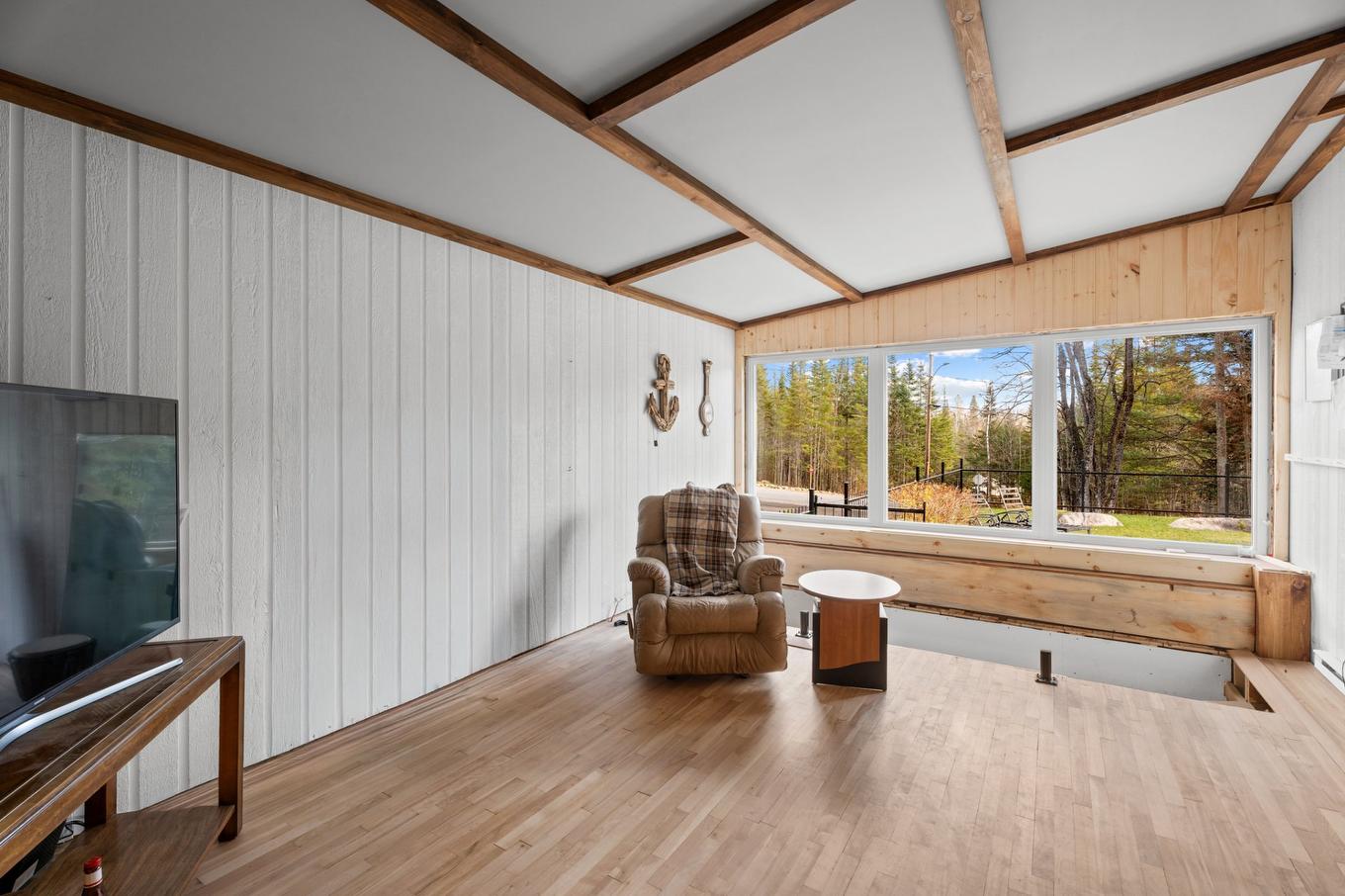 Living room - 23 Rue Du Sentier-Du-Sommet, Sainte-Marguerite-Du-Lac-Masson, QC - Indoor