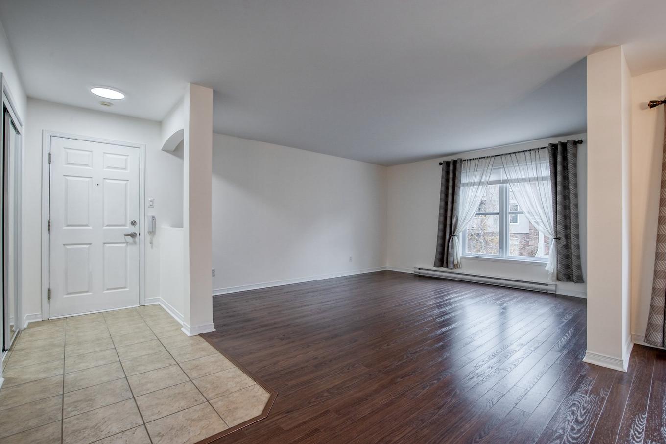 Salon - 201-357 Rue De Montmartre, Saint-Jean-Sur-Richelieu, QC - Indoor Photo Showing Other Room