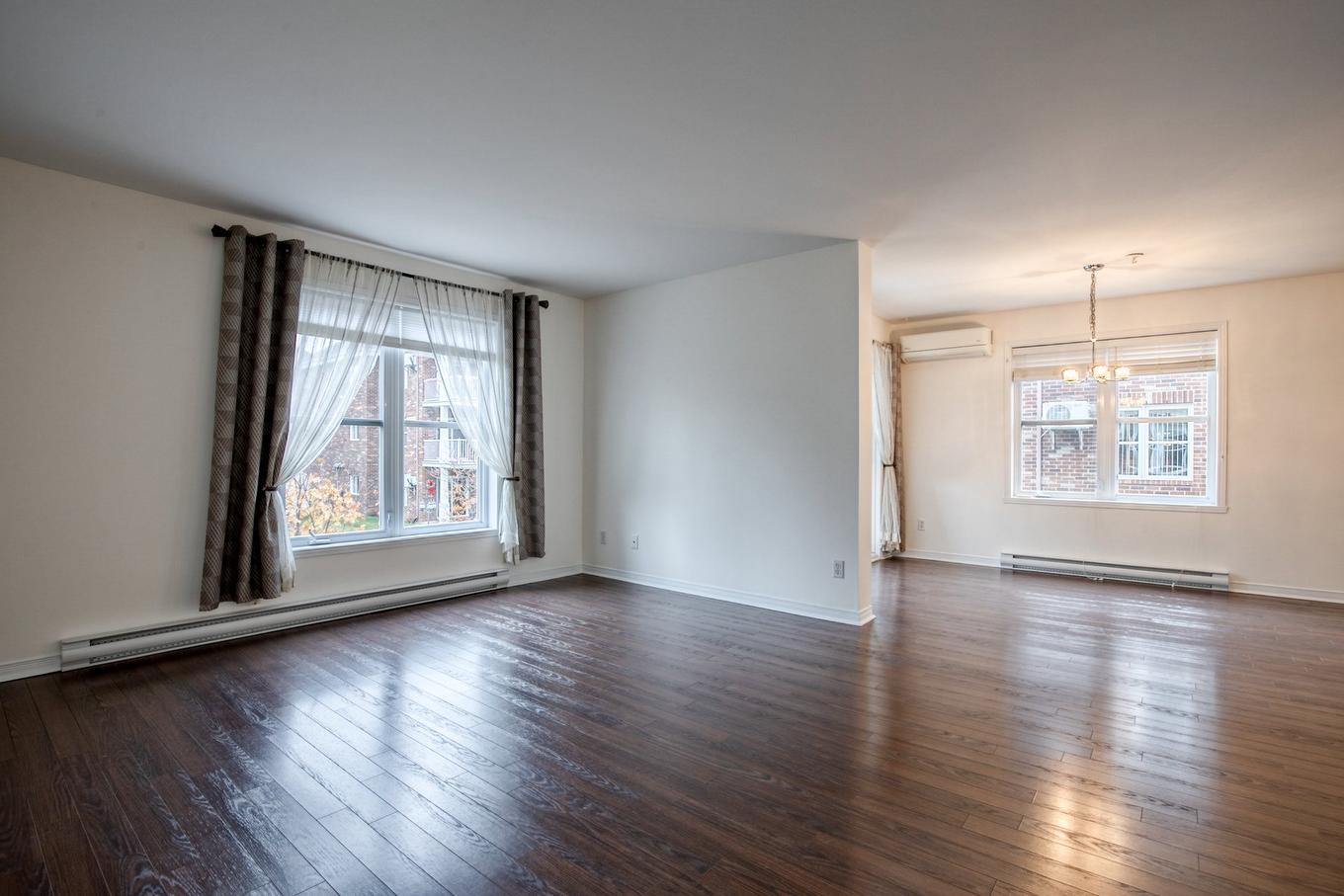 Salon - 201-357 Rue De Montmartre, Saint-Jean-Sur-Richelieu, QC - Indoor