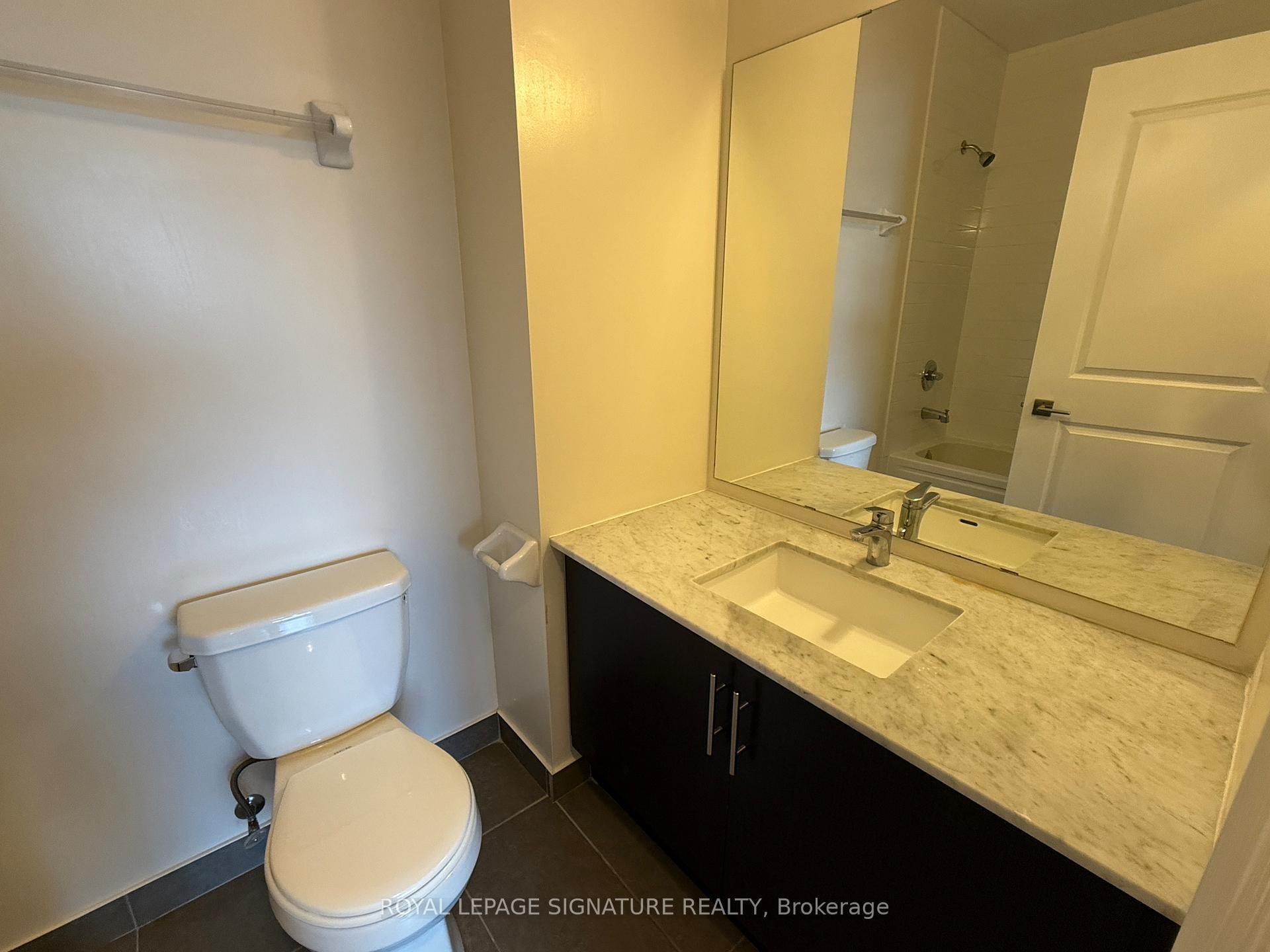 818-23 Glebe Road W, Toronto, ON - Indoor Photo Showing Bathroom