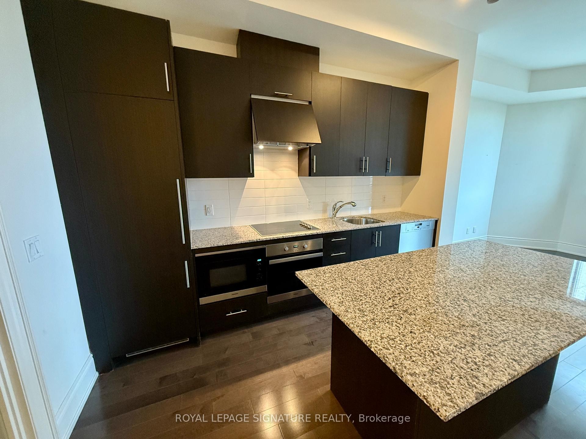 818-23 Glebe Road W, Toronto, ON - Indoor Photo Showing Kitchen