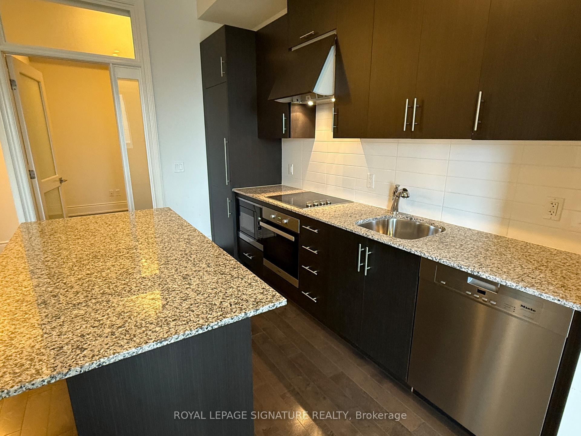818-23 Glebe Road W, Toronto, ON - Indoor Photo Showing Kitchen With Upgraded Kitchen