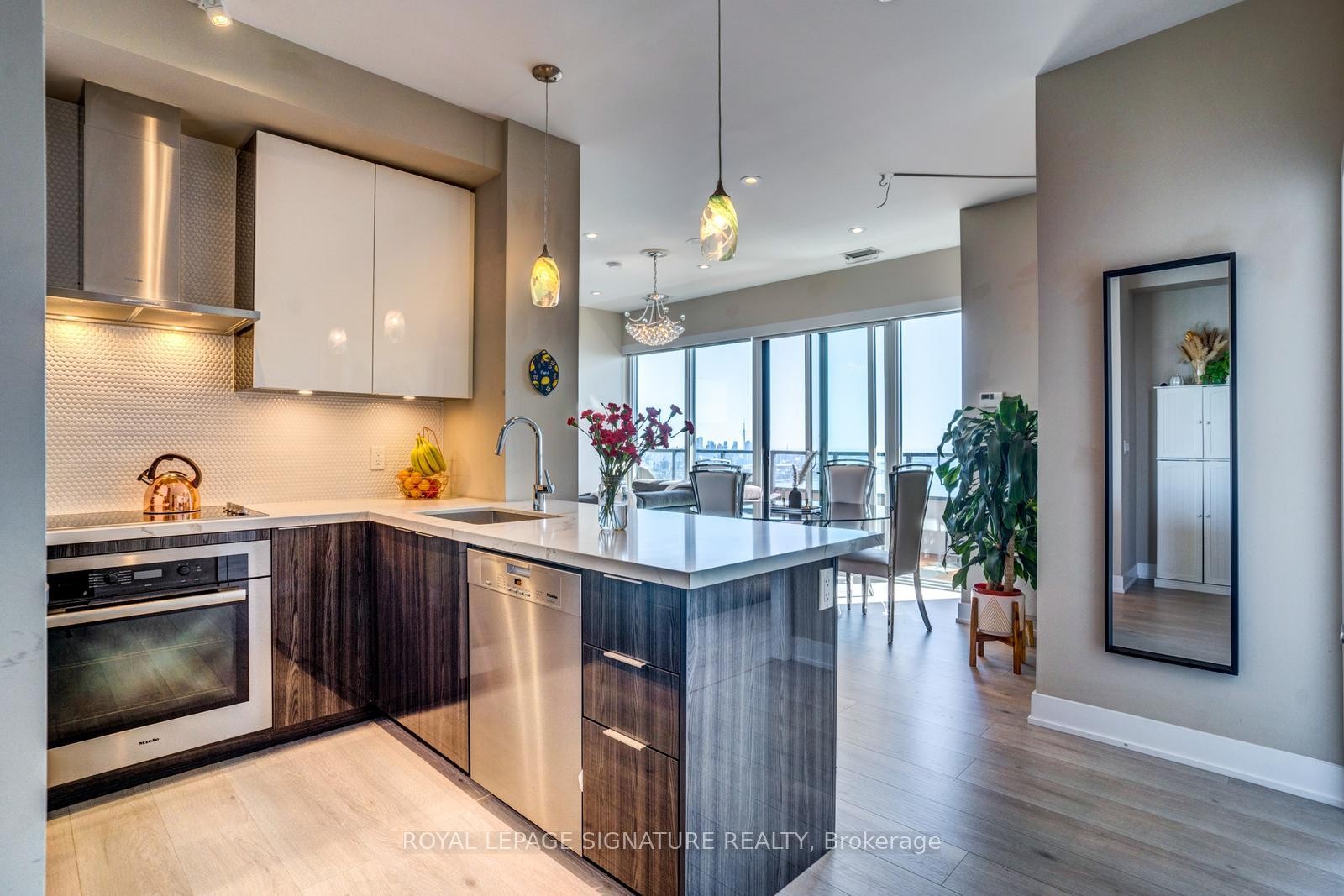 Lph05A-30 Shore Breeze Drive, Toronto, ON - Indoor Photo Showing Kitchen With Upgraded Kitchen