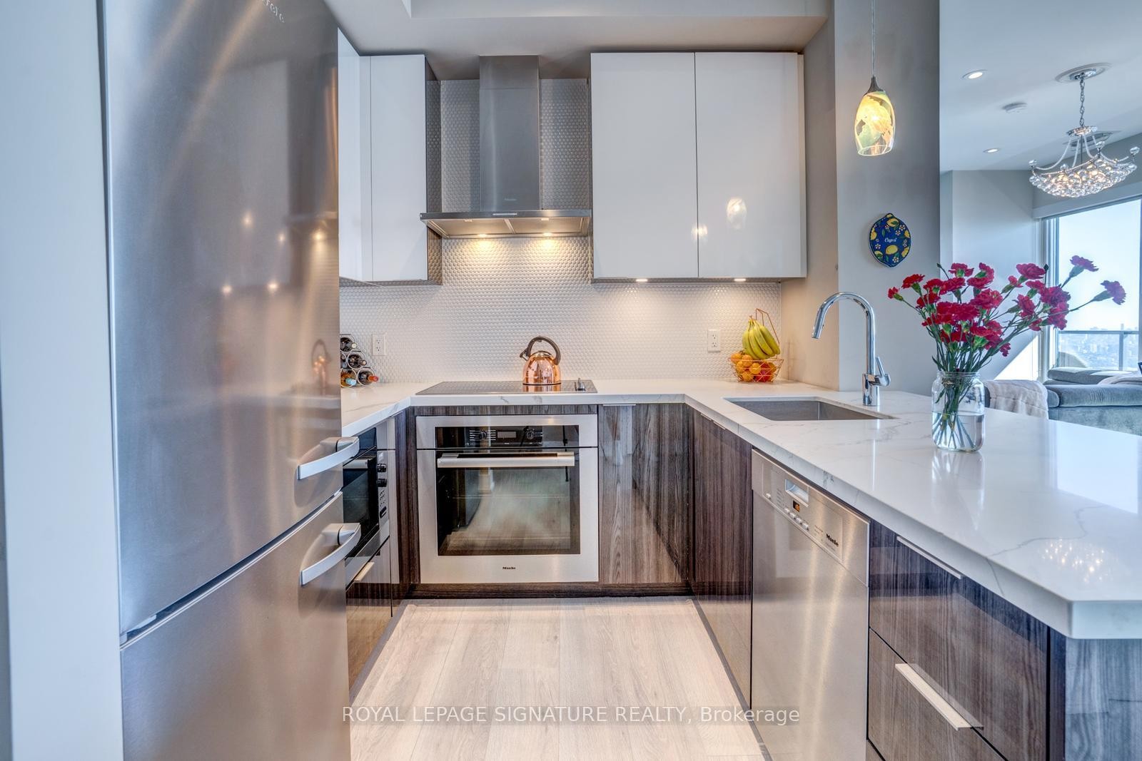 Lph05A-30 Shore Breeze Drive, Toronto, ON - Indoor Photo Showing Kitchen With Upgraded Kitchen