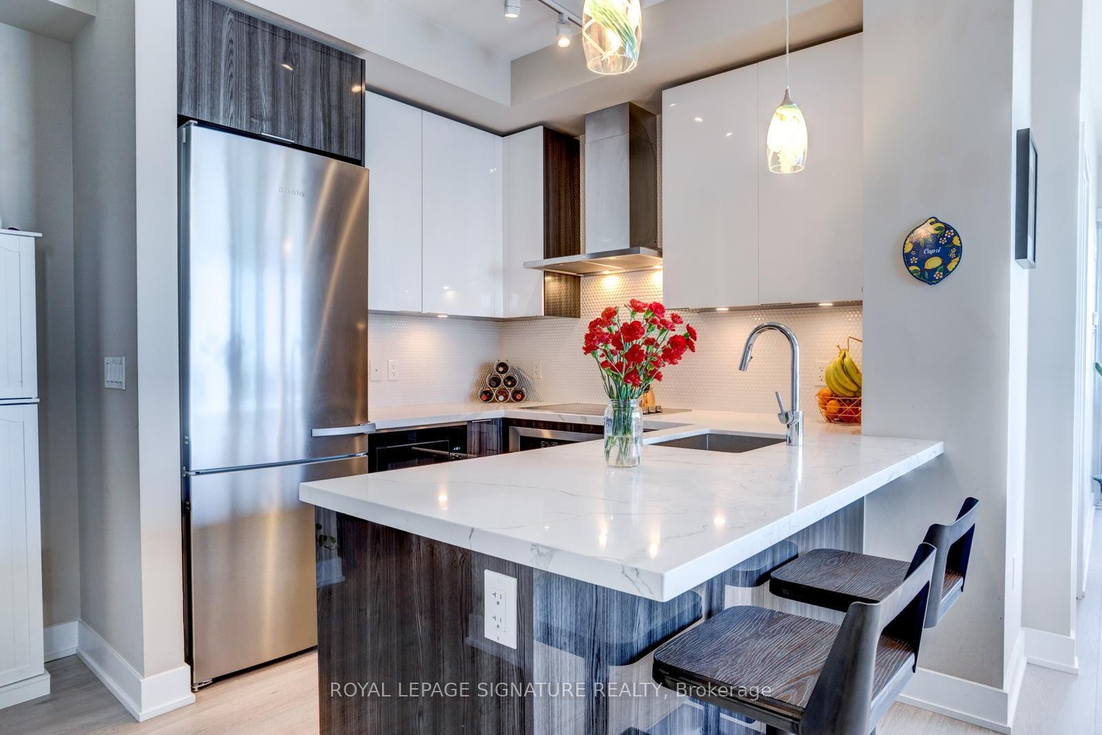 Lph05A-30 Shore Breeze Drive, Toronto, ON - Indoor Photo Showing Kitchen With Upgraded Kitchen