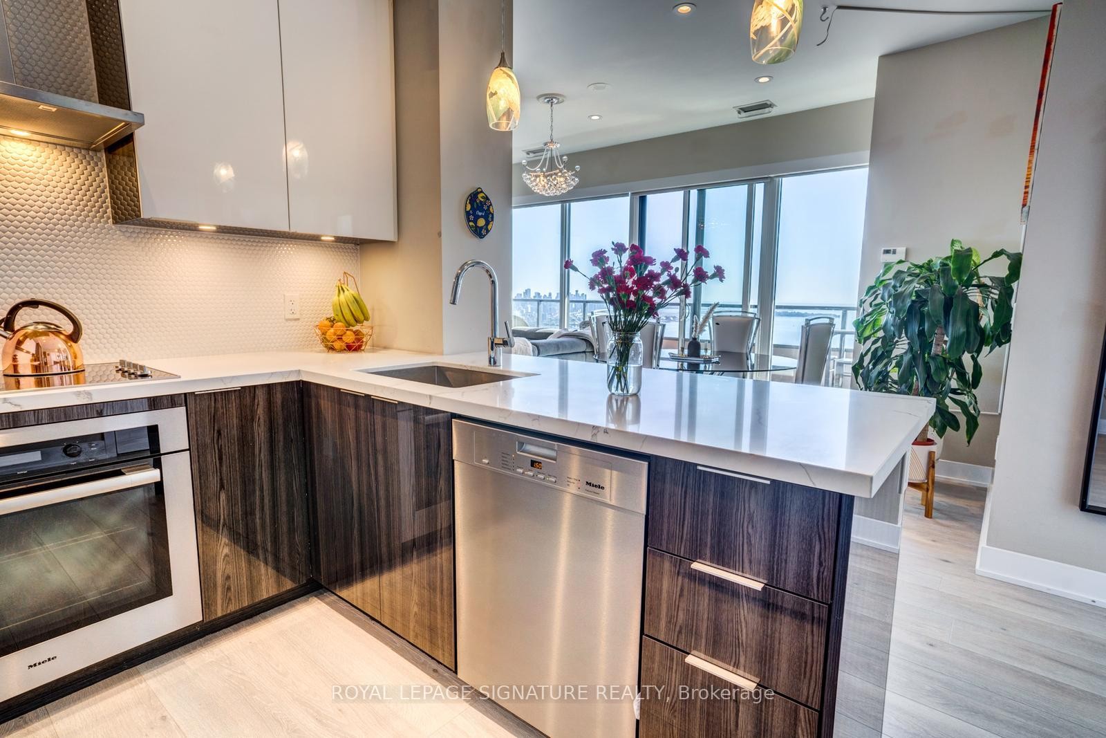 Lph05A-30 Shore Breeze Drive, Toronto, ON - Indoor Photo Showing Kitchen With Upgraded Kitchen