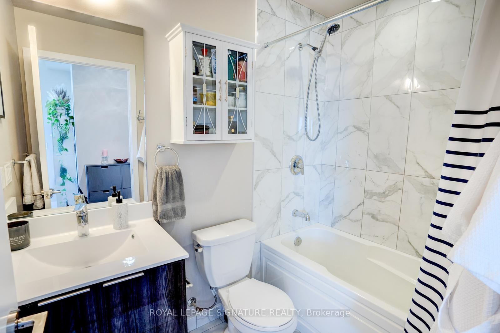 Lph05A-30 Shore Breeze Drive, Toronto, ON - Indoor Photo Showing Bathroom