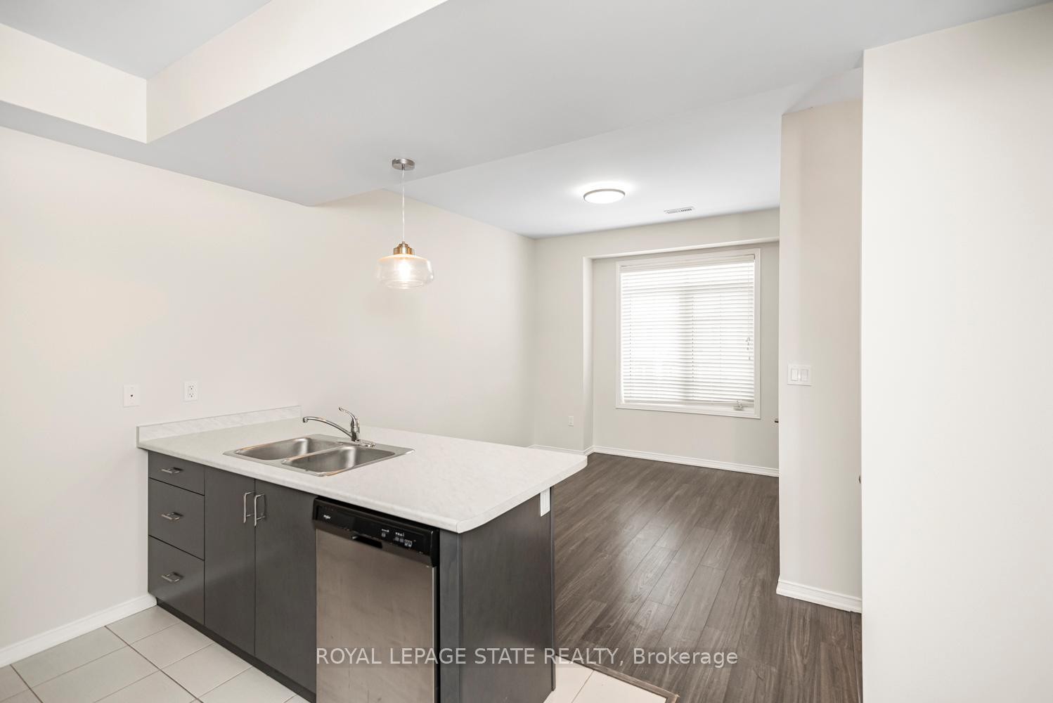 5038 Serena Drive E, Lincoln, ON - Indoor Photo Showing Kitchen With Double Sink