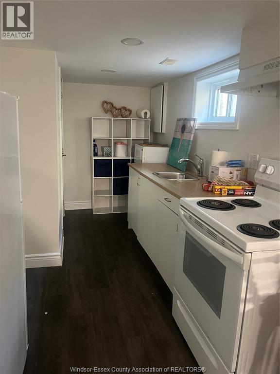 946 Arthur, Windsor, ON - Indoor Photo Showing Kitchen
