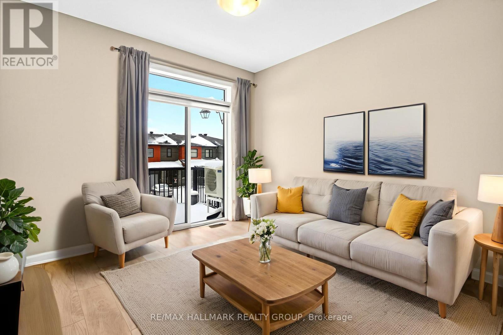 348 Raheen Court Ottawa Circuit, Ottawa, ON - Indoor Photo Showing Living Room