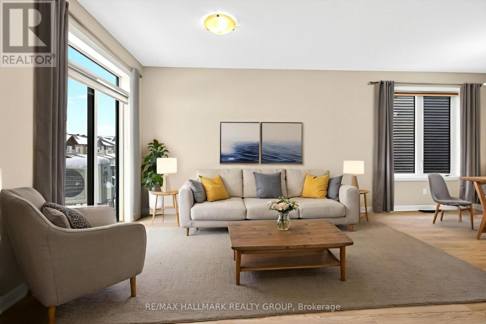 348 Raheen Court Ottawa Circuit, Ottawa, ON - Indoor Photo Showing Living Room