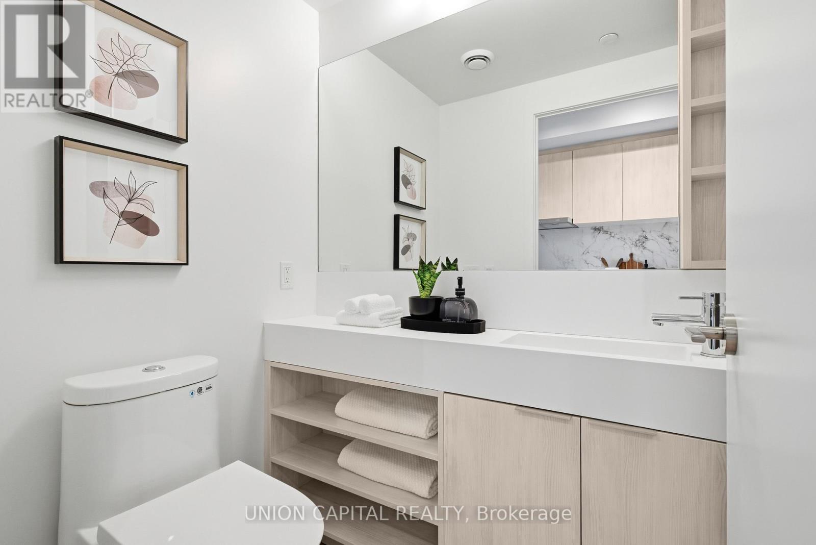4308 - 8 Wellesley Street W, Toronto, ON - Indoor Photo Showing Bathroom