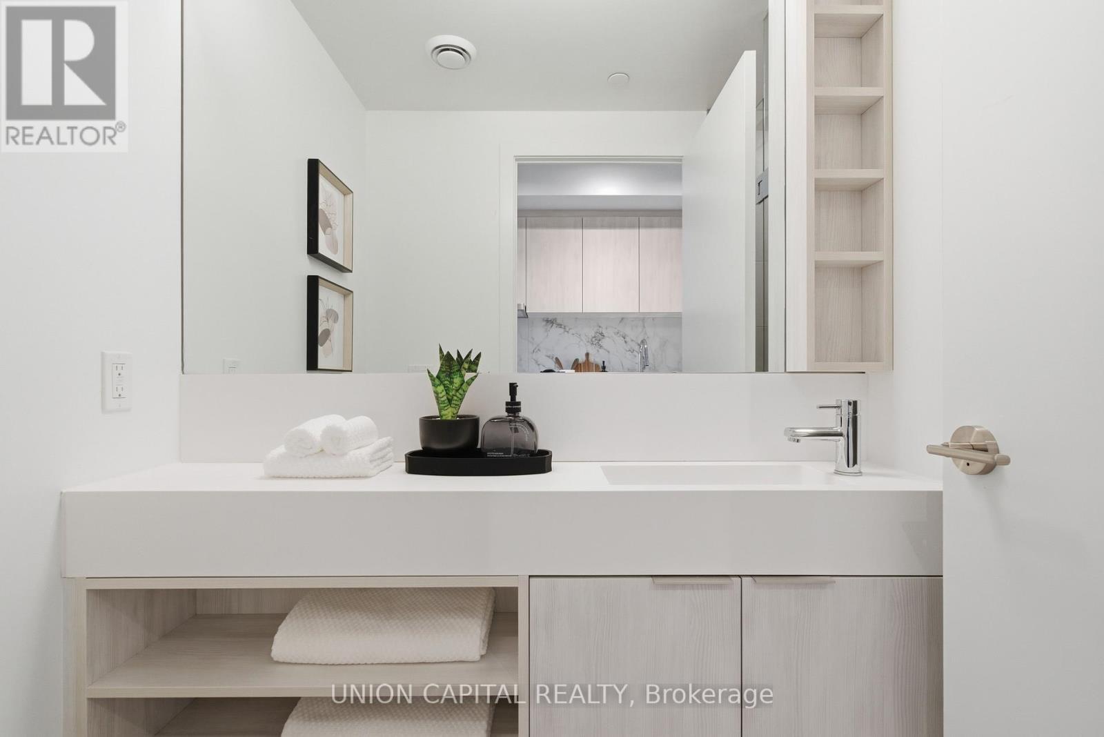 4308 - 8 Wellesley Street W, Toronto, ON - Indoor Photo Showing Bathroom