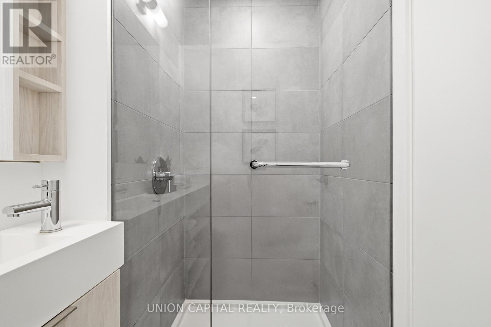 4308 - 8 Wellesley Street W, Toronto, ON - Indoor Photo Showing Bathroom