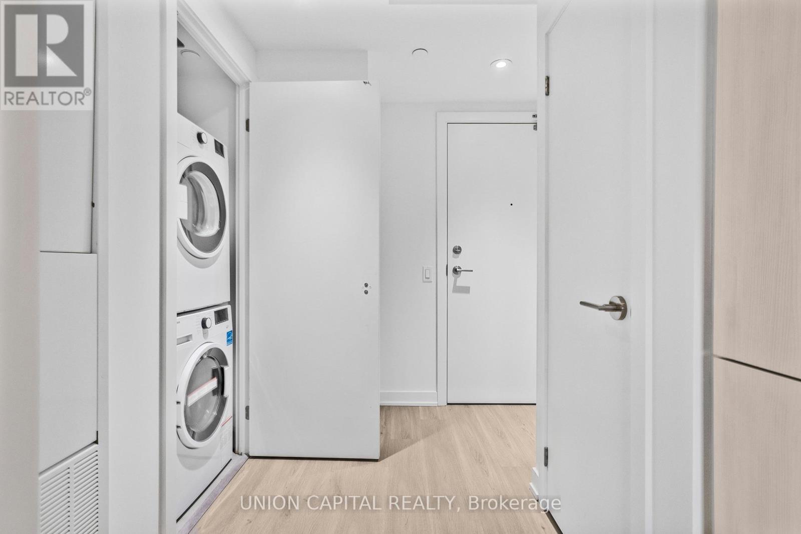 4308 - 8 Wellesley Street W, Toronto, ON - Indoor Photo Showing Laundry Room