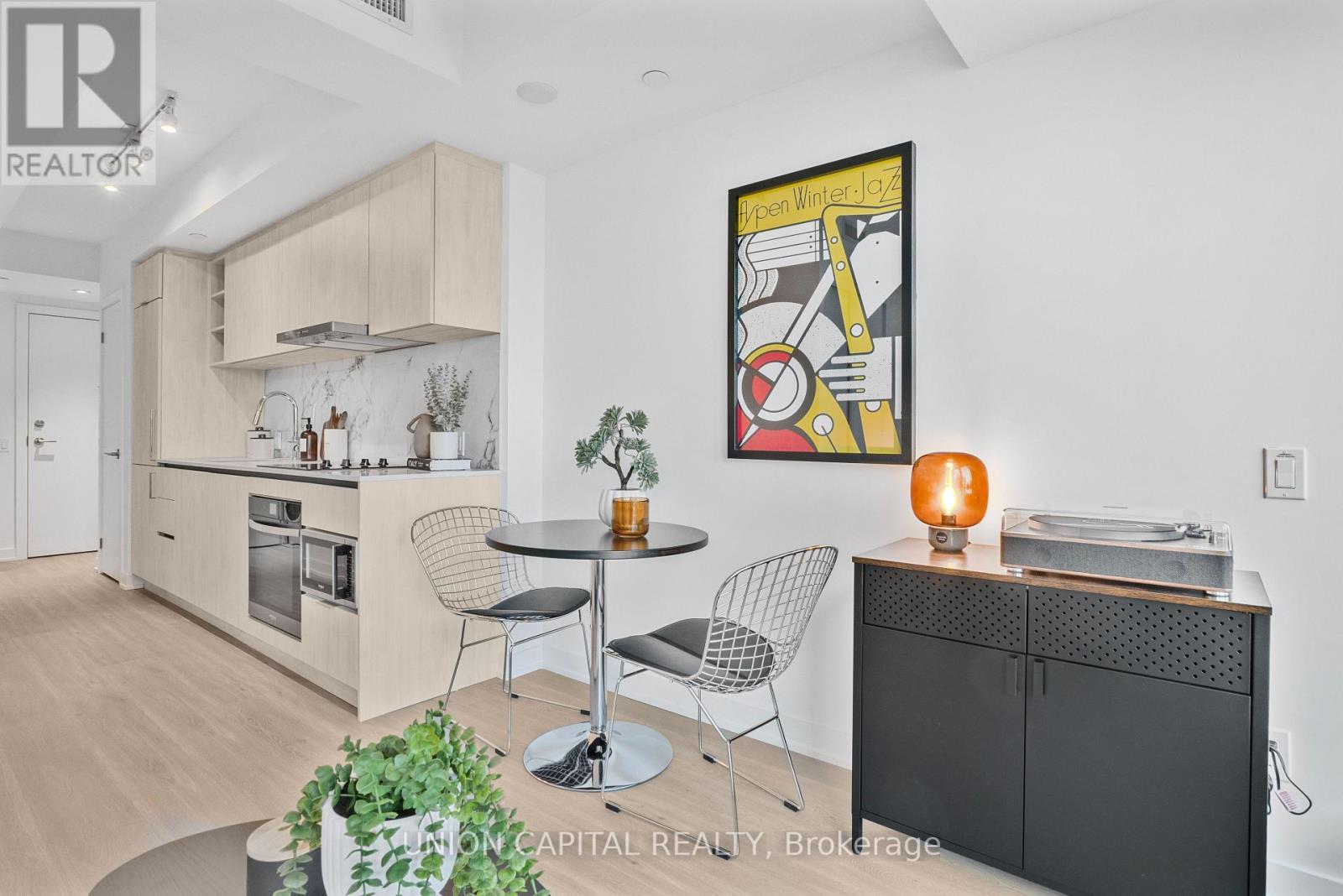 4308 - 8 Wellesley Street W, Toronto, ON - Indoor