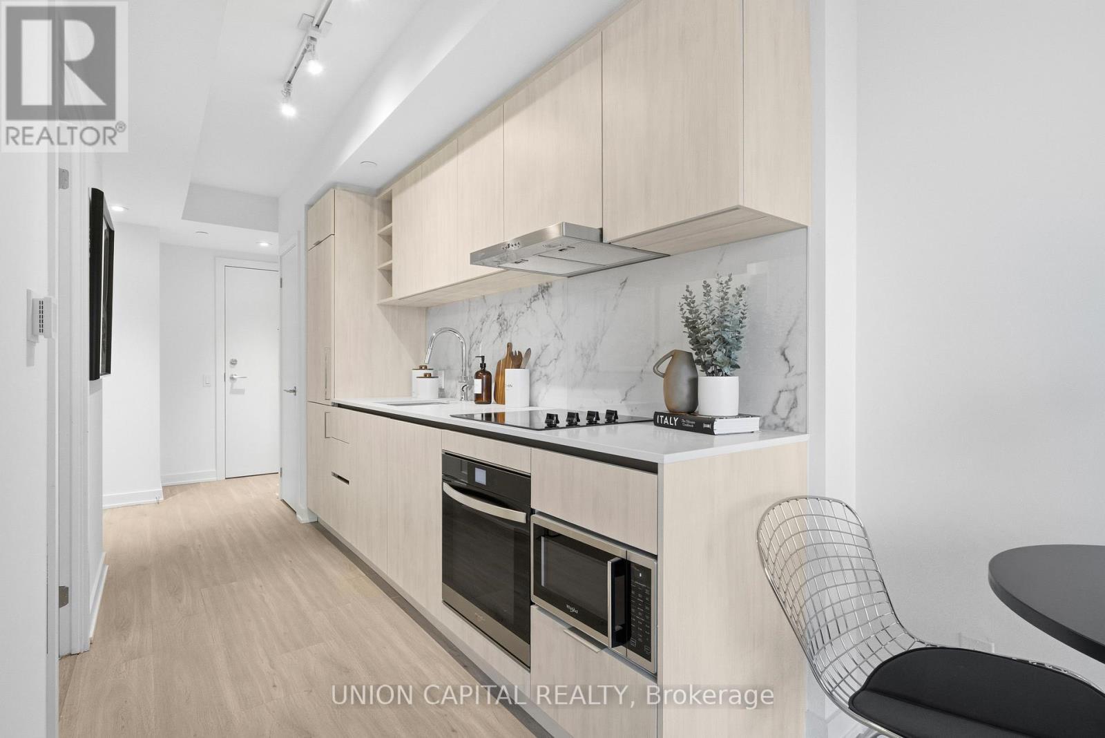 4308 - 8 Wellesley Street W, Toronto, ON - Indoor Photo Showing Kitchen