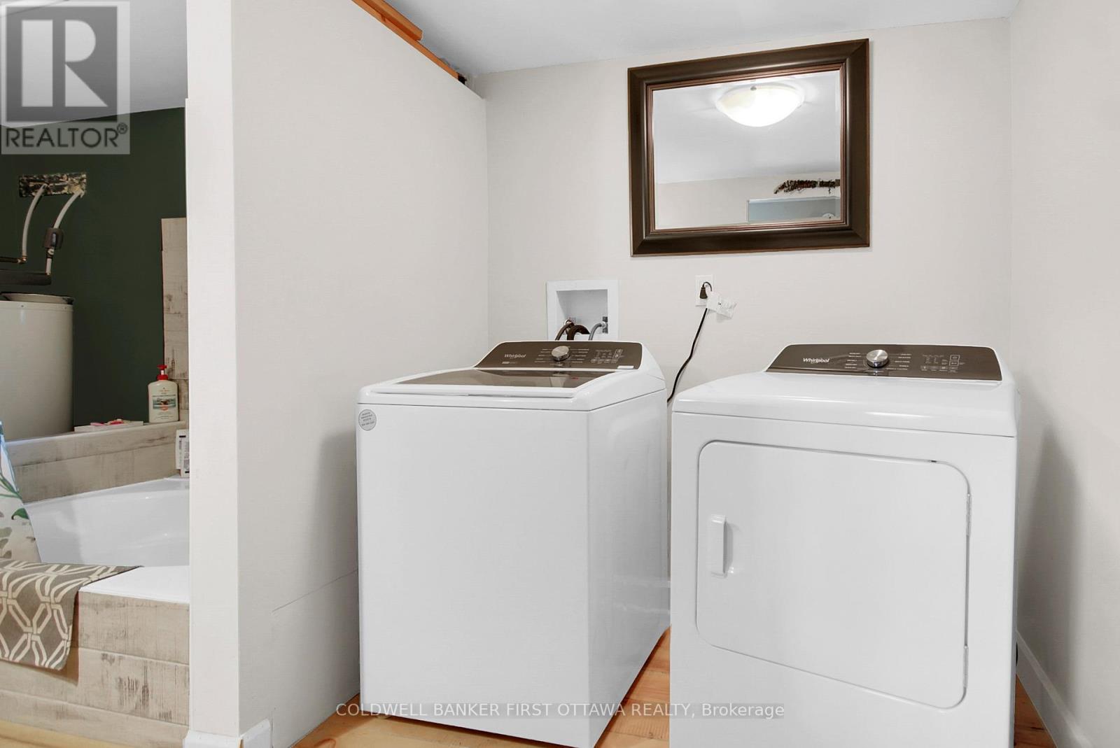 Washer/dryer - 6 Fetherston Lane, North Grenville, ON - Indoor Photo Showing Laundry Room