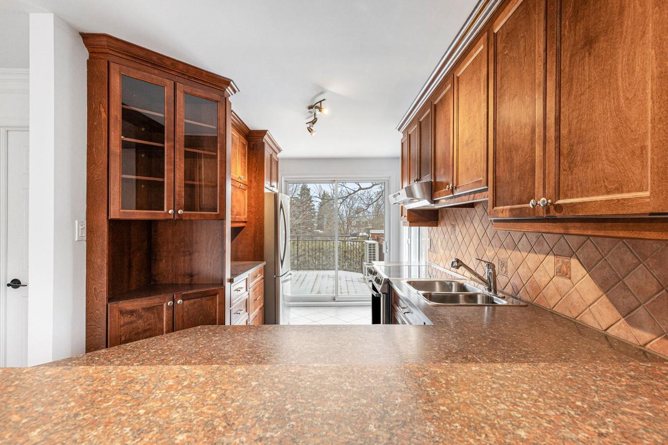 Cuisine - 602 Crois. De Namur, Saint-Lambert, QC - Indoor Photo Showing Kitchen With Double Sink
