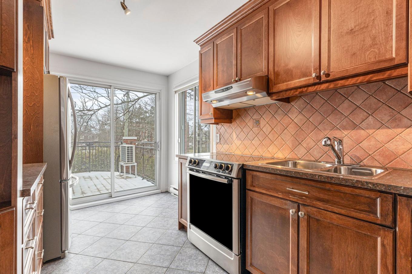 Cuisine - 602 Crois. De Namur, Saint-Lambert, QC - Indoor Photo Showing Kitchen With Double Sink