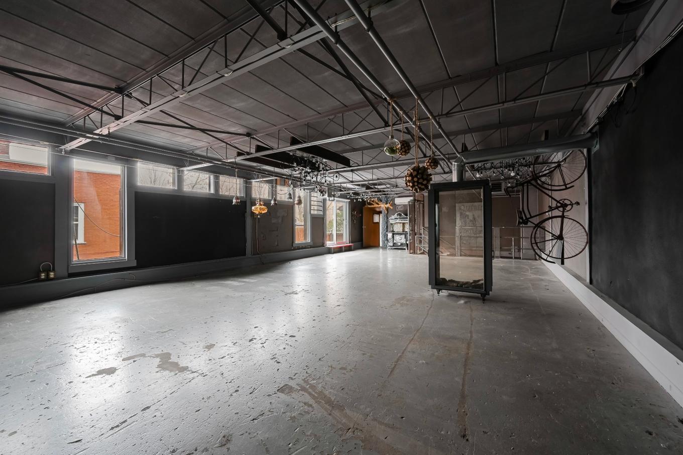 Living room - 340 - 342 Rue Notre-Dame, Granby, QC - Indoor Photo Showing Garage