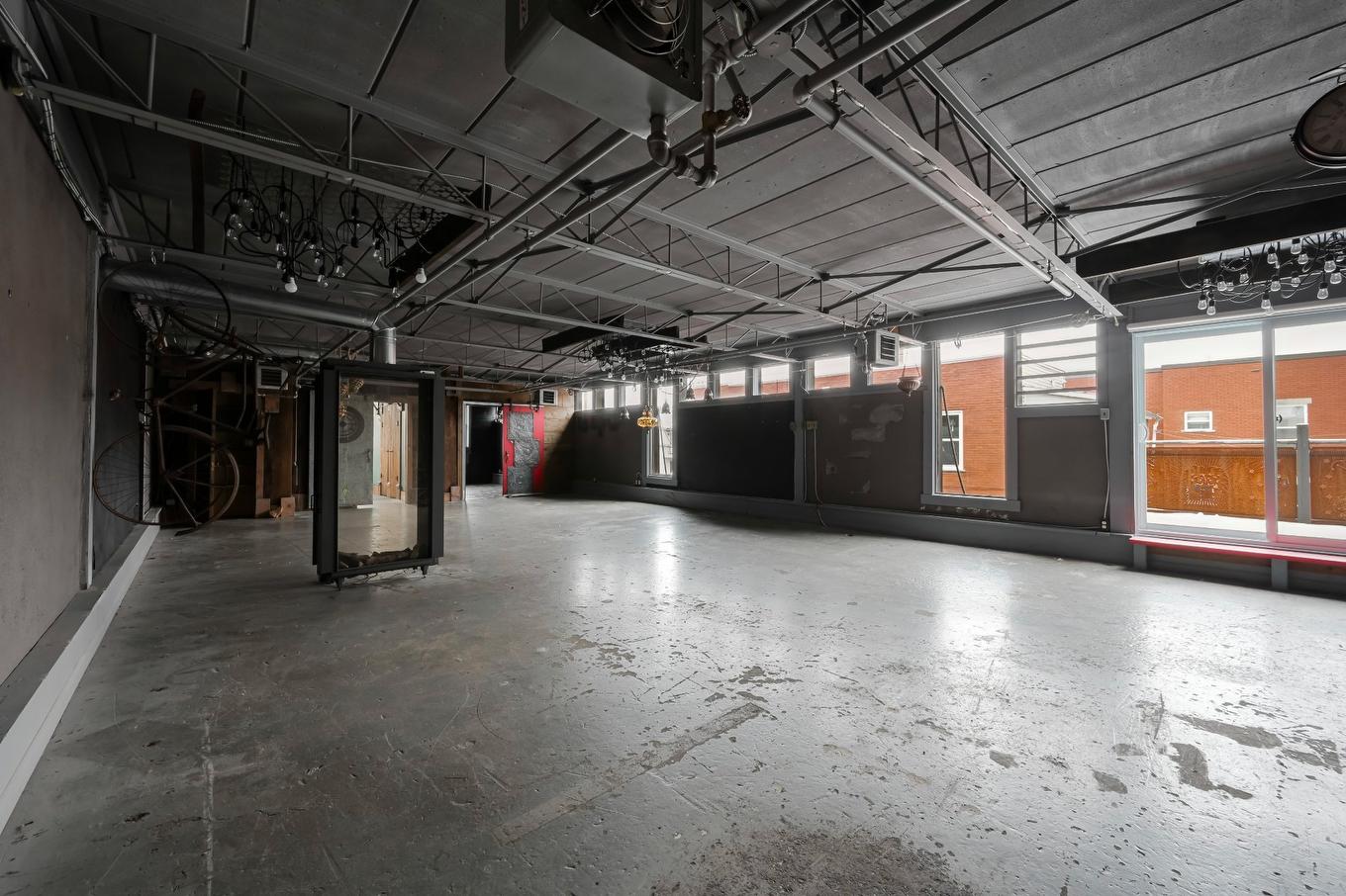 Living room - 340 - 342 Rue Notre-Dame, Granby, QC - Indoor Photo Showing Garage