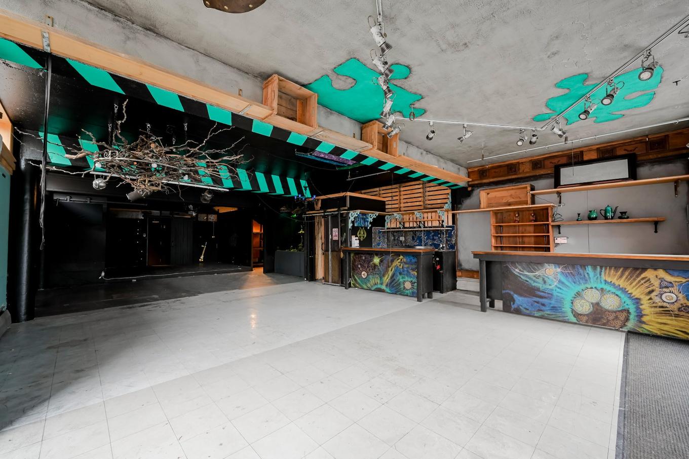 Commerce - 340 - 342 Rue Notre-Dame, Granby, QC - Indoor Photo Showing Garage