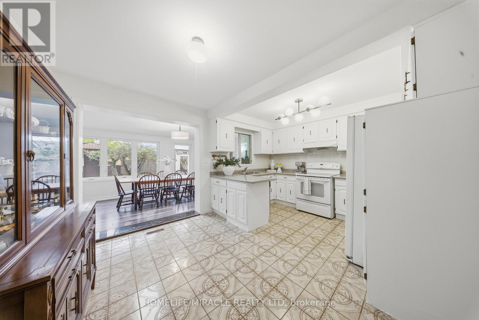 4343 Alta Court, Mississauga, ON - Indoor Photo Showing Kitchen