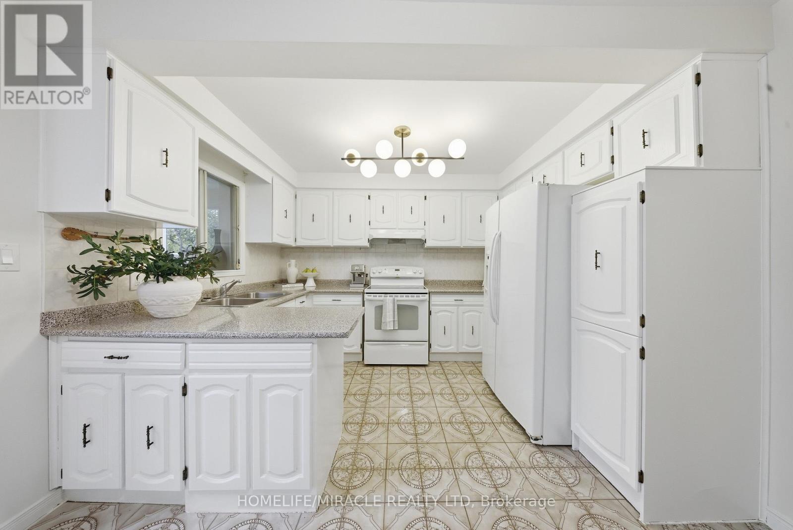 4343 Alta Court, Mississauga, ON - Indoor Photo Showing Kitchen With Double Sink