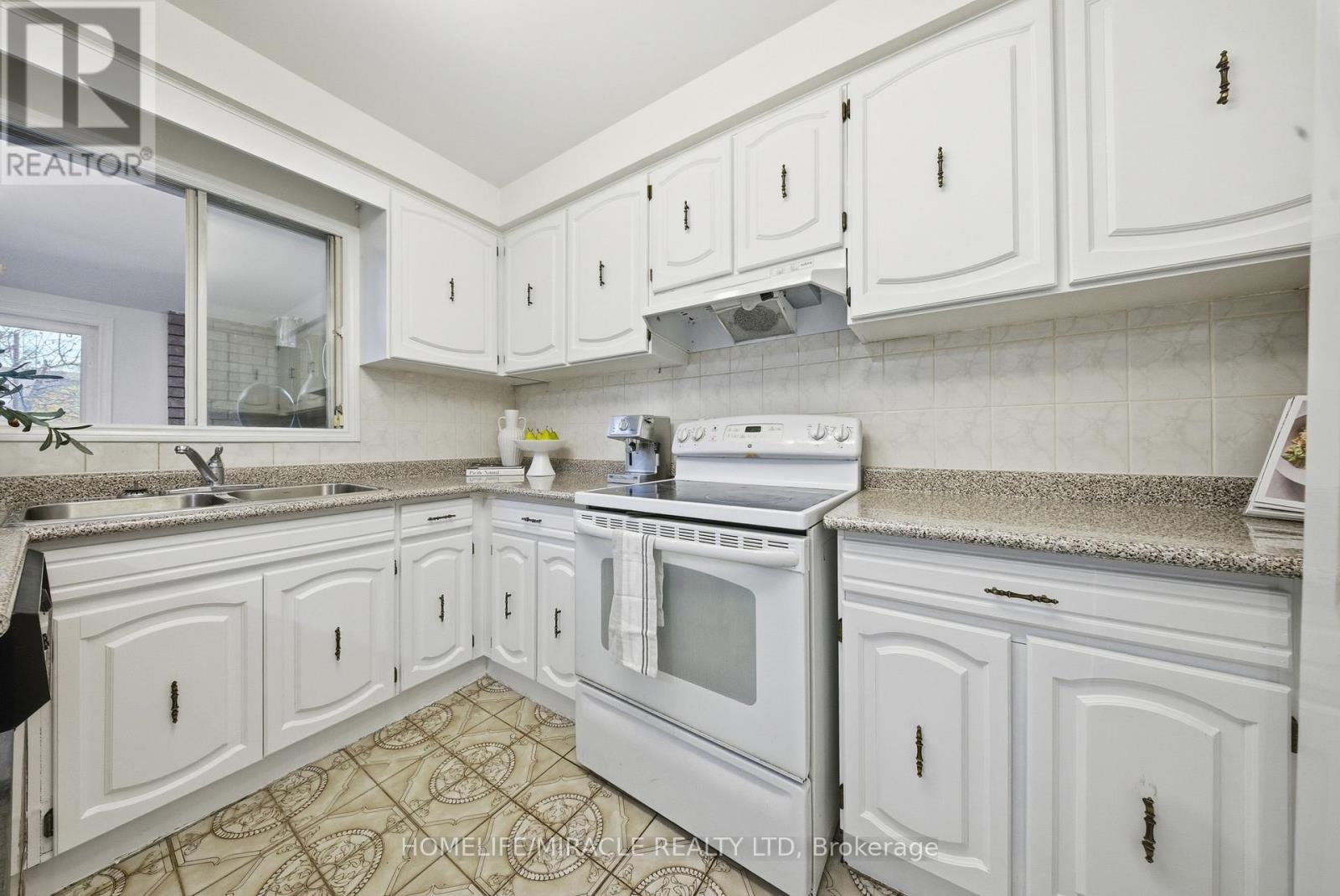 4343 Alta Court, Mississauga, ON - Indoor Photo Showing Kitchen With Double Sink