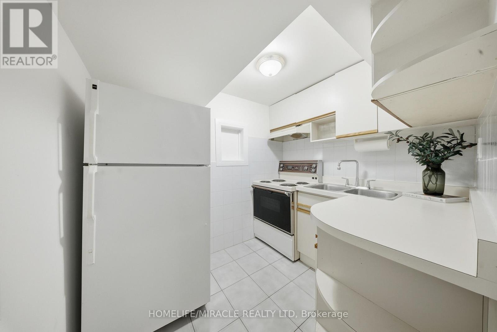 4343 Alta Court, Mississauga, ON - Indoor Photo Showing Kitchen With Double Sink