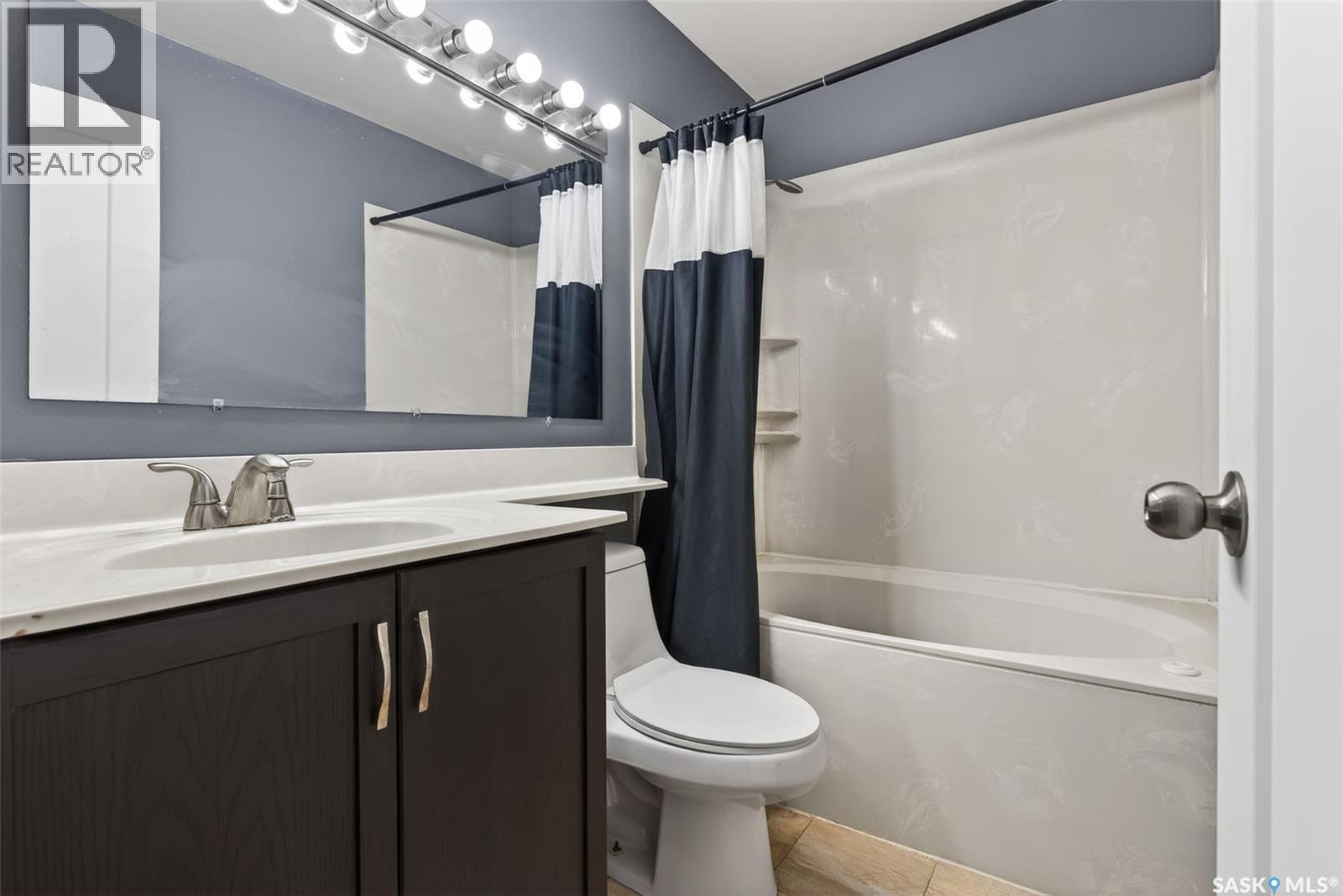 819 Gibson Court N, Regina, SK - Indoor Photo Showing Bathroom