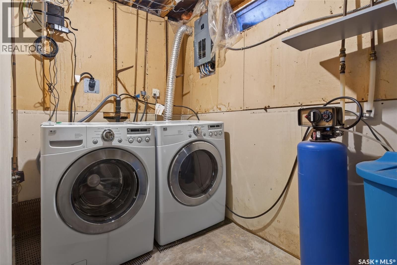819 Gibson Court N, Regina, SK - Indoor Photo Showing Laundry Room